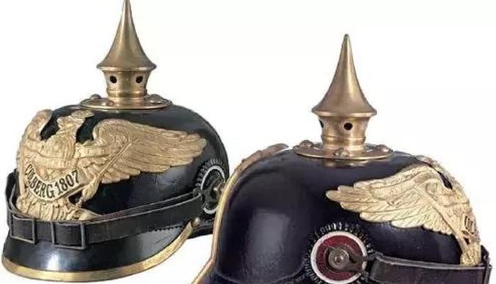 德军的尖顶盔，为什么会在一战后被淘汰？钢盔真有那么神奇？
