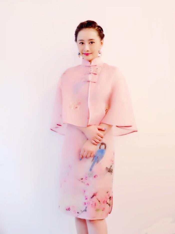44岁琼瑶女郎陈德容，穿粉色旗袍如仙女下凡，美得惊艳了时光！