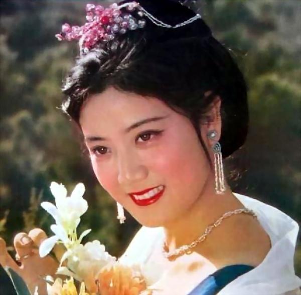 北影三朵花之一，刘晓庆给她当过配角，下海经商成富婆移居海外