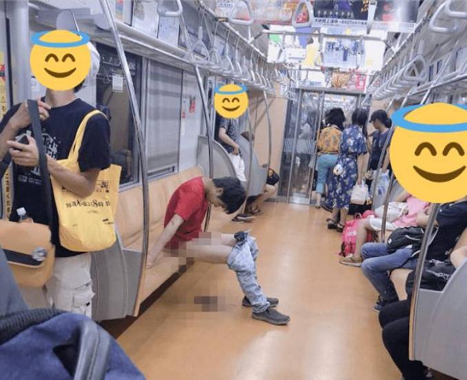 男子当众在地铁内脱裤子，女性乘客敢怒不敢言，差点被熏到吐！