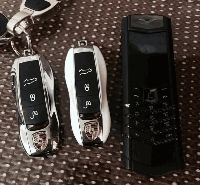 卖了奥迪A4L买了新款SUV卡宴, 车钥匙比我手机还大!