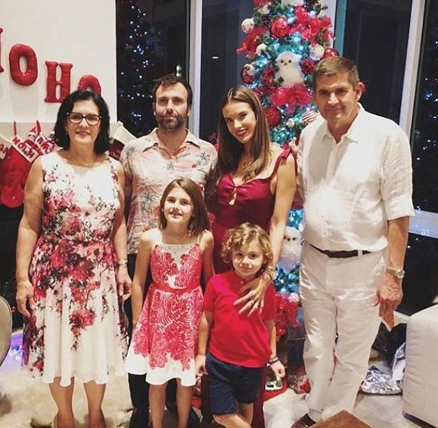 前维秘天使Alessandra Ambrósio被报已与订婚十年的未