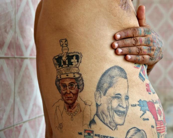 印度老人为创世界纪录，身上纹499个纹身，牙齿拔光