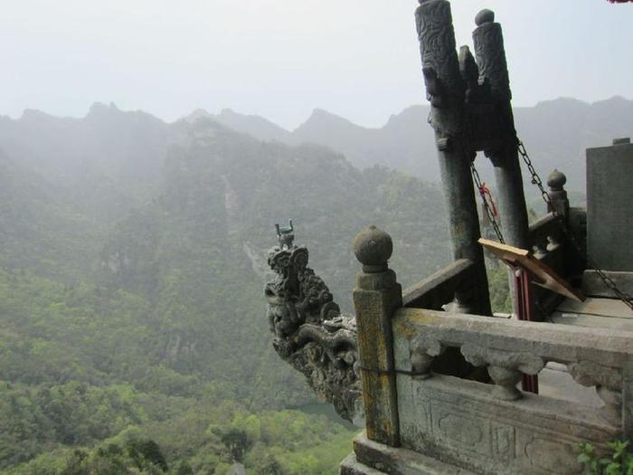 中国最危险的寺庙，香客都是用生命在拜佛烧香，仍然游客不断