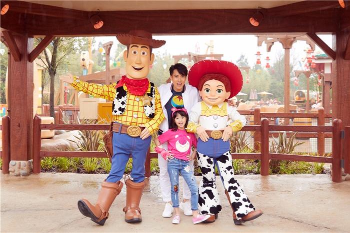 吴尊携NeiNei获邀体验迪士尼全新园区 成首位入园明星