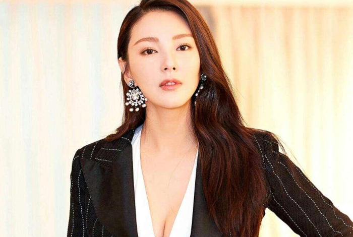张雨绮闪电离婚! 三段感情均破碎, 过往不恋真性情