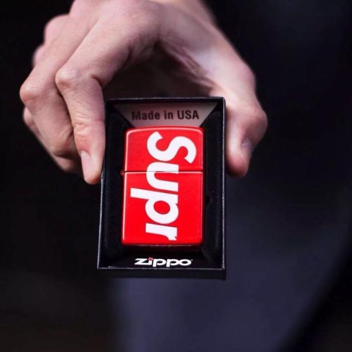 这么潮的你需要一只supreme x zippo18ss红logo拼接防风打火机！