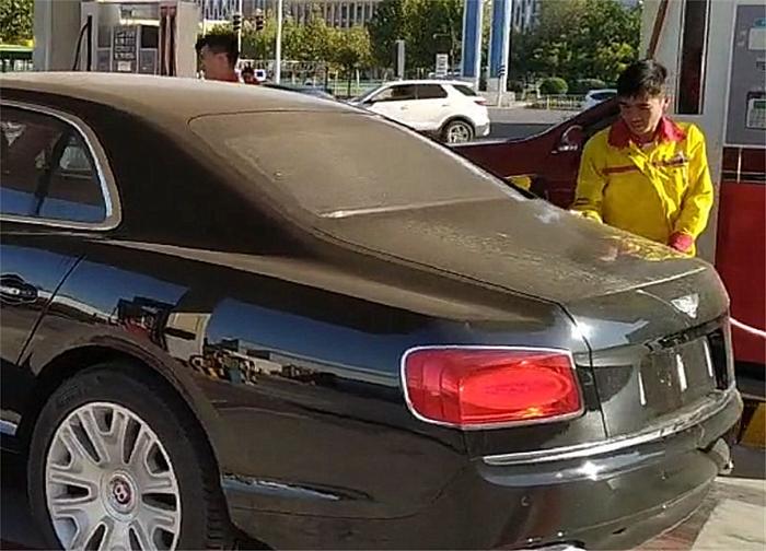 北京一加油站现百万宾利，加油小伙看后，避免加错油工作很谨慎！