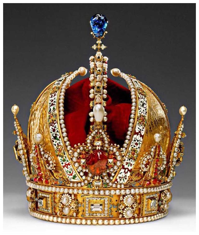 世界上最奢华的5顶王冠
，每一顶价格不菲，最后一顶属于英国女王