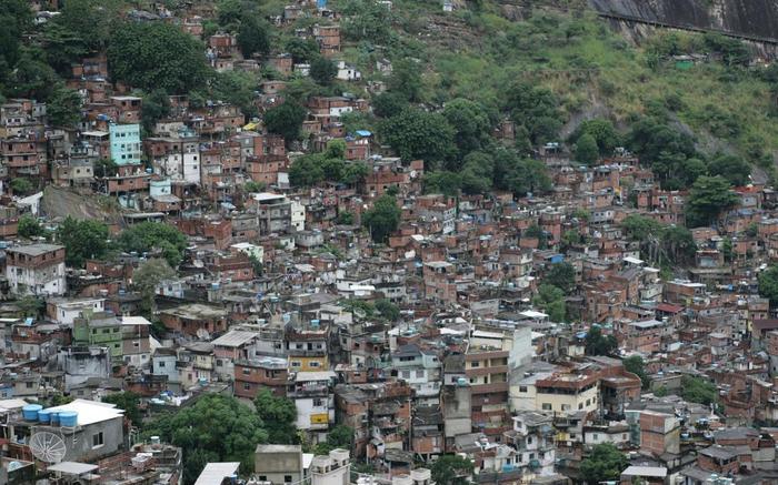 探秘: 巴西贫民窟, 与富人区仅一墙之隔!