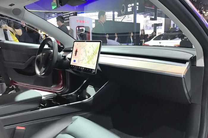 特拉斯MODEL 3亮相北京车展 全车搭载黑科技 科幻造型秒杀BBA