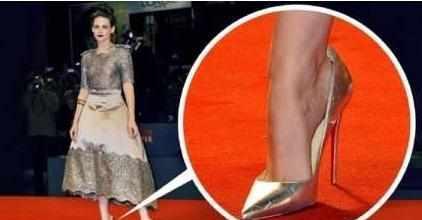 为什么女明星走红毯时,高跟鞋一般都“大一号”