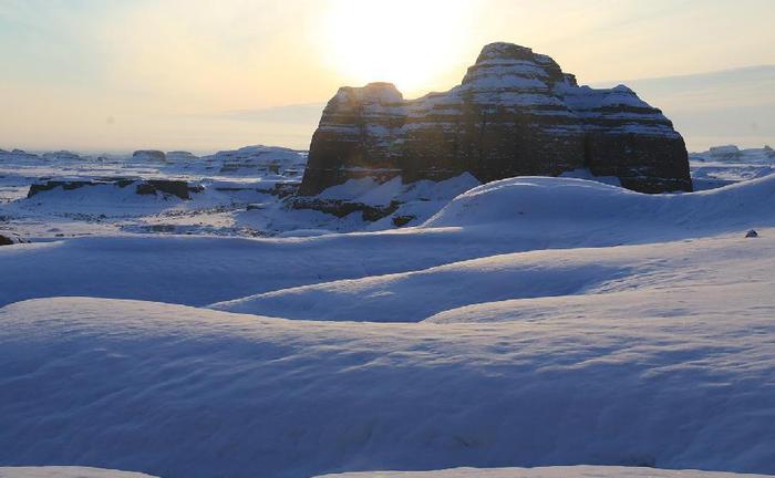 冬季的乌尔禾魔鬼城被被白雪覆盖, 有种别样的美