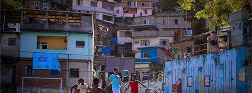 探秘: 巴西贫民窟, 与富人区仅一墙之隔!