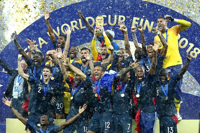 法国勇夺2018俄罗斯世界杯冠军奖杯，雄鸡一声冠军来