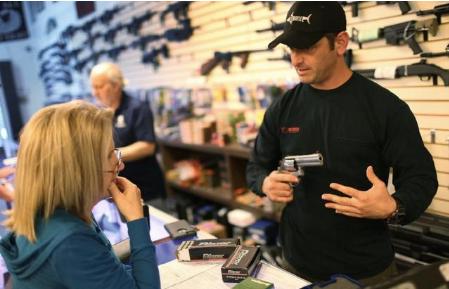 带你走进美国的枪支商店，手枪步枪都有，价格十分便宜