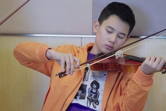 十八岁的胡先煦为自己的演艺生涯拼搏着,不单单是好玩了