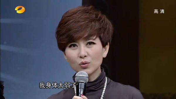 女歌手甘萍近照，48岁如少女，嫁曾身价最高国足，一家三口曝光