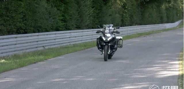 摩托还能无人驾驶？宝马释出原型视频，不用人教自己就会跑！
