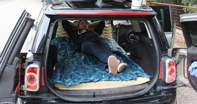 宝马Mini被私人订制，改装后车内变大床轻松躺人 空间不输汉兰达