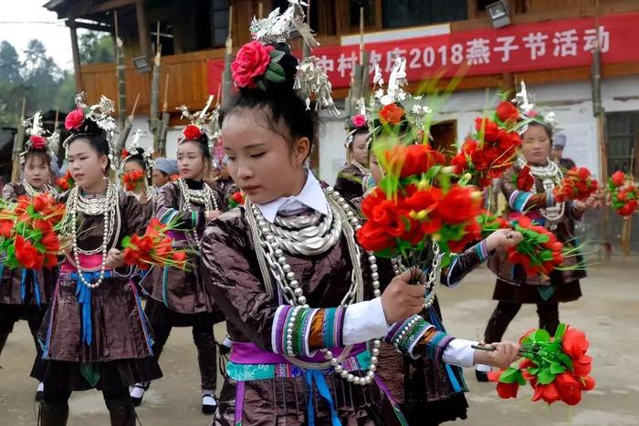 贵州: 从江苗族群众吹笙跳舞欢度“燕子节”