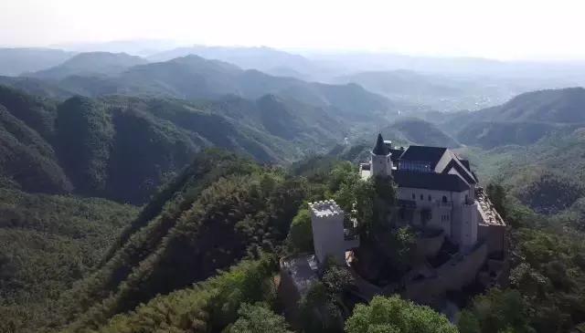耗资2亿! 莫干山被老外承包100年的城堡无边泳池和崖景餐厅