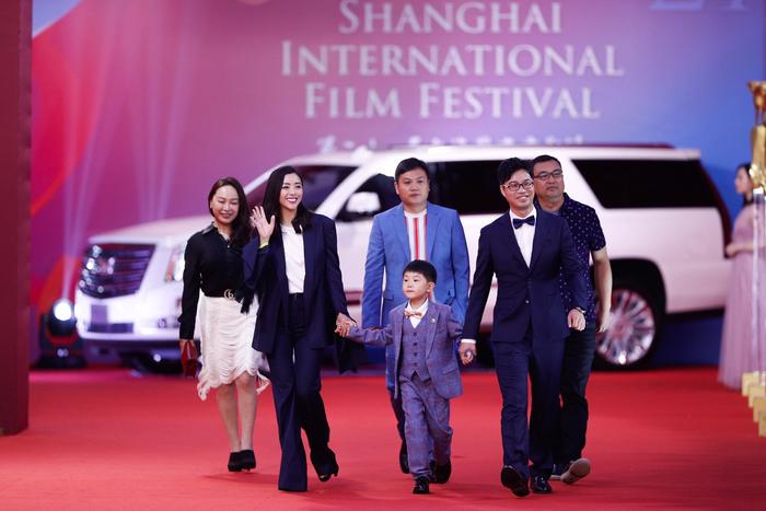 《灵魂的救赎》剧组亮相上海国际电影节闭幕式红毯