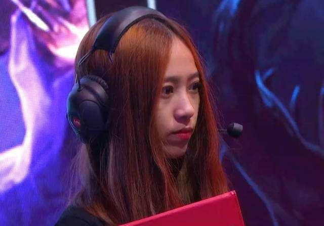 LOL最美裁判妖风小姐姐，一夜之间形象大变！双马尾是被扯断了？