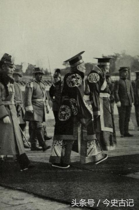 1916年3月22日，袁世凯迫于压力发布《撤销帝制令》宣布取