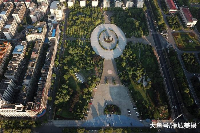 航拍衡阳市高新区太阳广场: 太阳雕塑名闻遐迩, 园林绿化赛似仙境