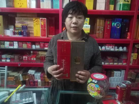 网曝郑州三家店被同一男子所骗 假装扫码支付骗香烟