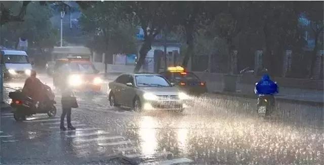 在暴雨下应该怎么开车？