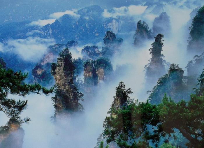 张家界悬空绝壁玻璃栈道和横跨高山峡谷玻璃桥旅游哪个好玩更刺激