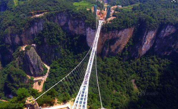 张家界悬空绝壁玻璃栈道和横跨高山峡谷玻璃桥旅游哪个好玩更刺激