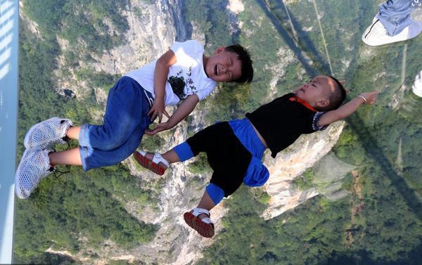 张家界悬空绝壁玻璃栈道和横跨高山峡谷玻璃桥旅游哪个好玩更刺激