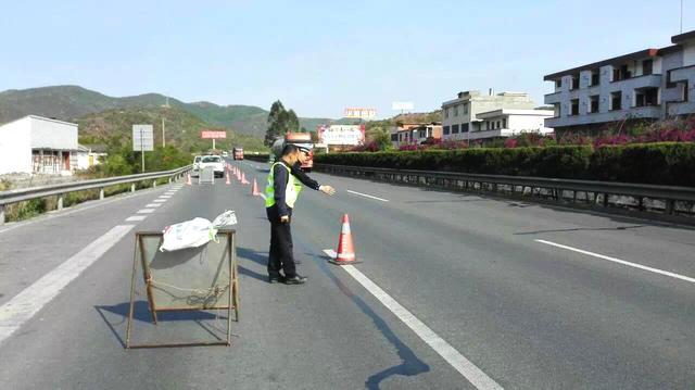 高速路上洒满十吨饮料，司机心疼“这下赔光了”民警帮忙挽救损失