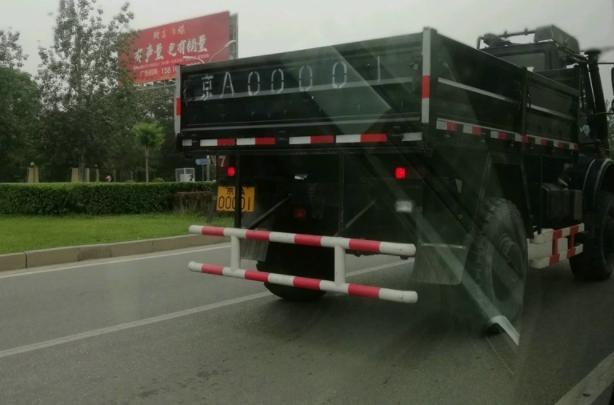 北京的这辆200多万的卡车，挂着00001车牌