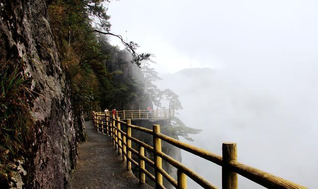 中国十大最吓人的玻璃栈道排行榜，恐怖程度秒杀张家界的天门山！