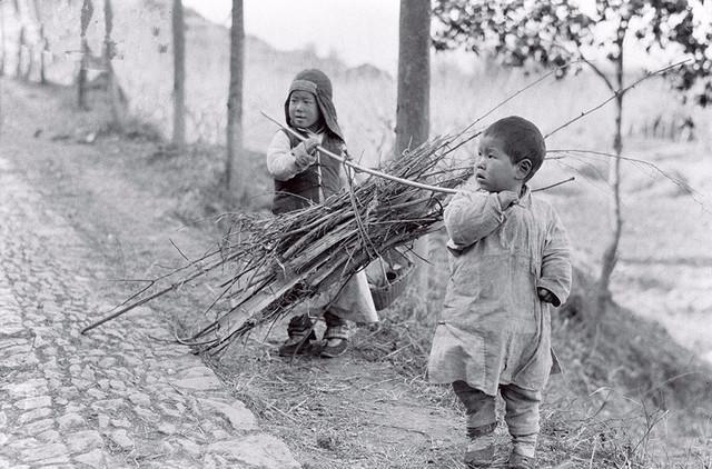 珍贵老照片里一百年前中国的孩子, 看了之后才知道真正的历史差距