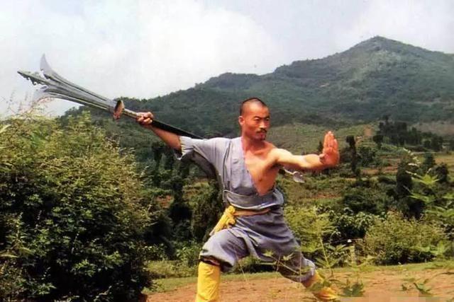 中国历史上传奇性的奇门兵器——三尖两刃刀