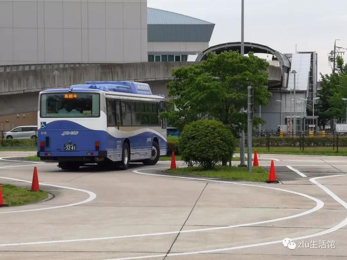 名古屋独特导向轮BRT全体验 偶遇日本司机处理客伤事故