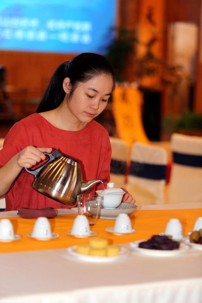 郑州：云隐禅茶文化论坛在国香茶城举行