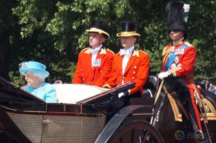英国女王的首位gay男仆被降职