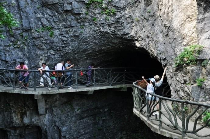 张家界悬空绝壁玻璃栈道和横跨高山峡谷玻璃桥旅游哪个好玩更刺激