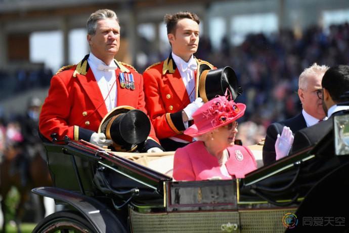 英国女王的首位gay男仆被降职