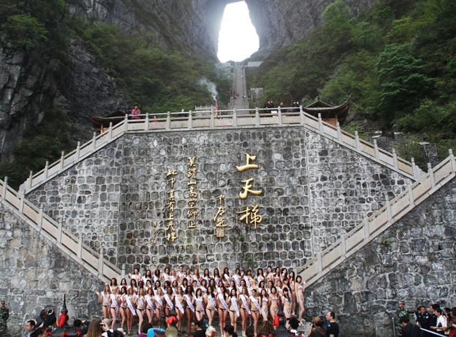 张家界悬空绝壁玻璃栈道和横跨高山峡谷玻璃桥旅游哪个好玩更刺激