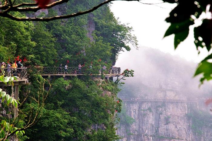 张家界悬空绝壁玻璃栈道和横跨高山峡谷玻璃桥旅游哪个好玩更刺激