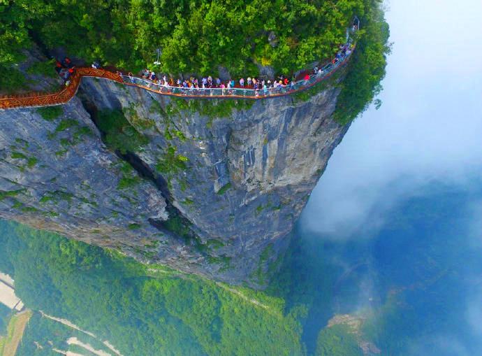 张家界悬空绝壁玻璃栈道和横跨高山峡谷玻璃桥旅游哪个好玩更刺激