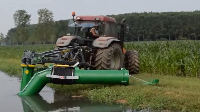 牛人发明这种灌溉机器，一小时浇地30亩，效率是传统方法的10倍