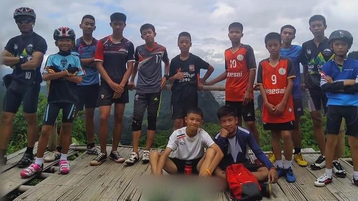 泰国少年足球队成员出院 纪录片揭秘被困背后的故事